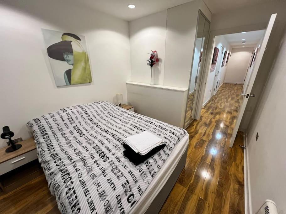 Spacious 2 Bedroom Flat Stunning Waterside View Manchester Exterior foto