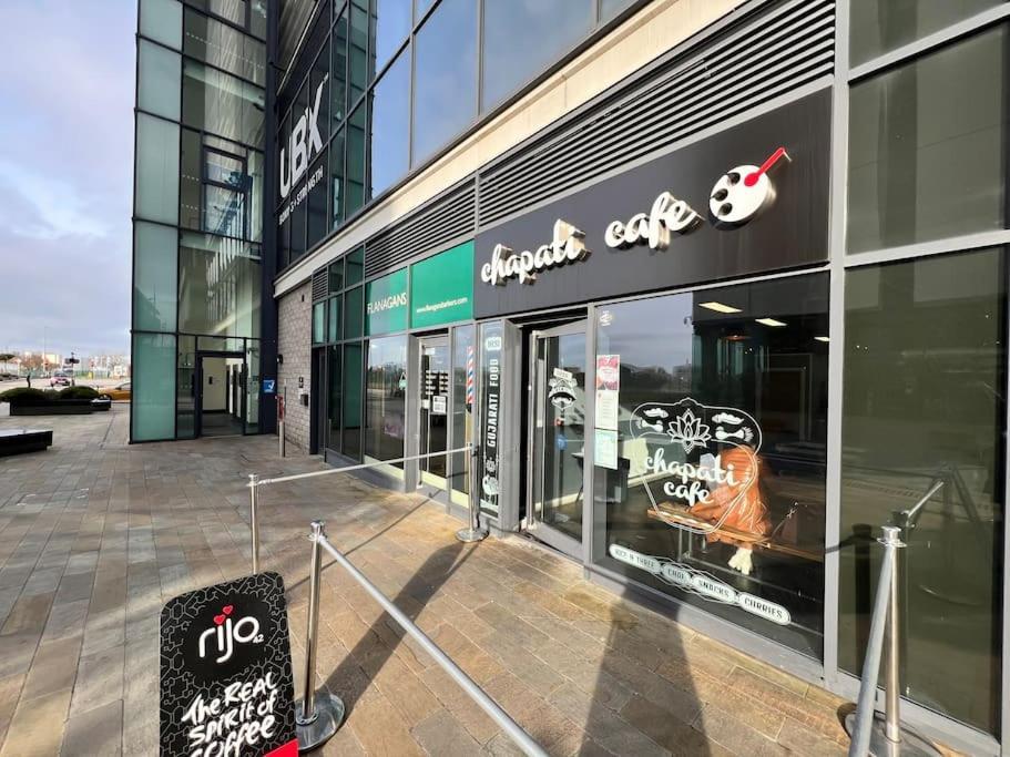 Spacious 2 Bedroom Flat Stunning Waterside View Manchester Exterior foto