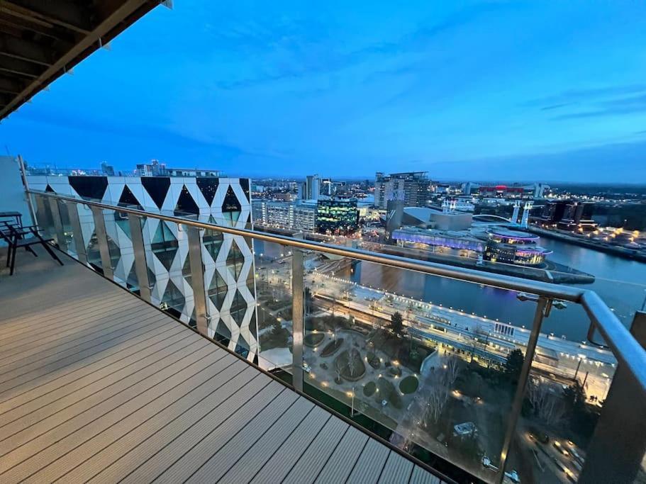Spacious 2 Bedroom Flat Stunning Waterside View Manchester Exterior foto
