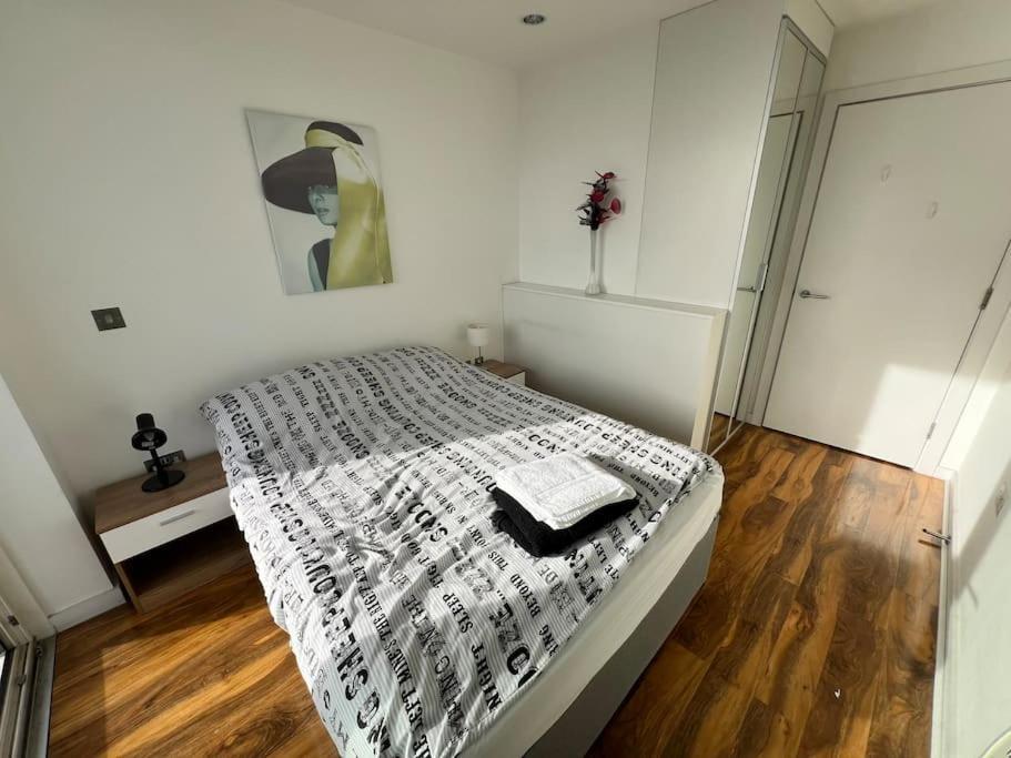 Spacious 2 Bedroom Flat Stunning Waterside View Manchester Exterior foto