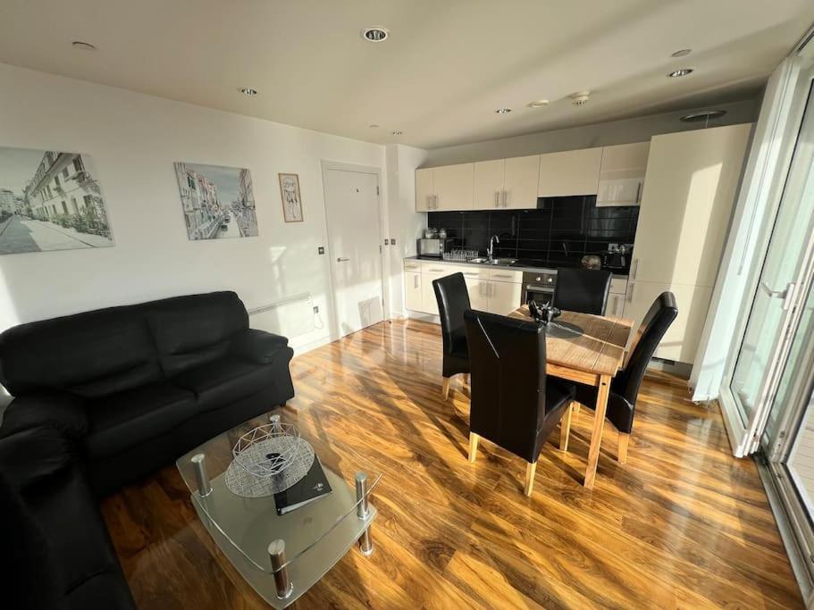 Spacious 2 Bedroom Flat Stunning Waterside View Manchester Exterior foto